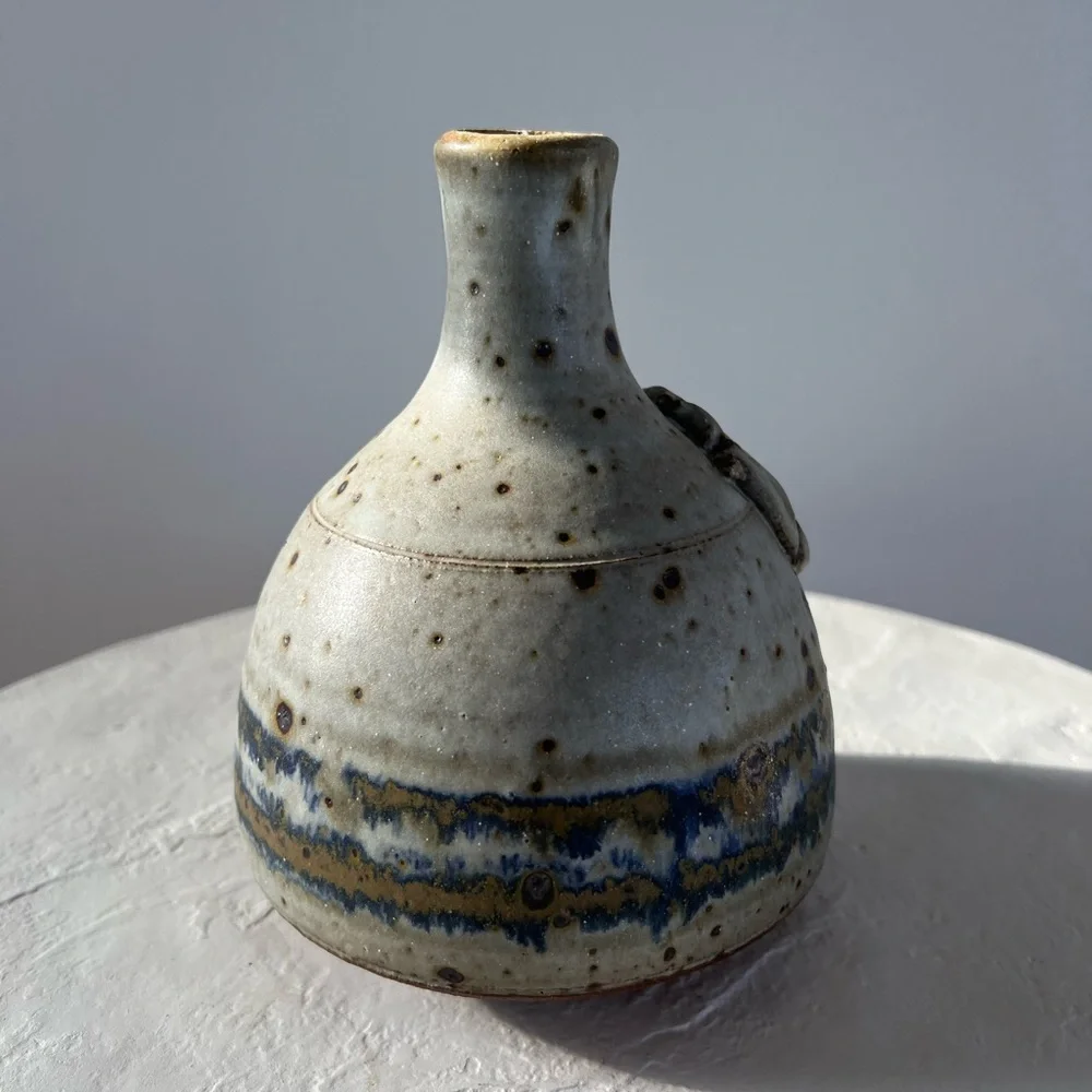 STUNNING MID-CENTURY HANDMADE SIGNED STUDIO POTTERY GREY‎ W/ SPECKLED BROWN
